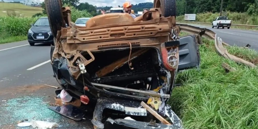 A colisão envolveu um veículo Volkswagen Gol e um caminhão. Relatos apontam que chovia no momento da batida