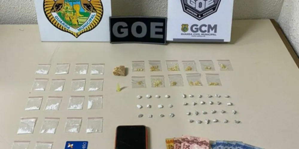 Além das drogas, guardas apreenderam dinheiro, celular e cartão do suspeito