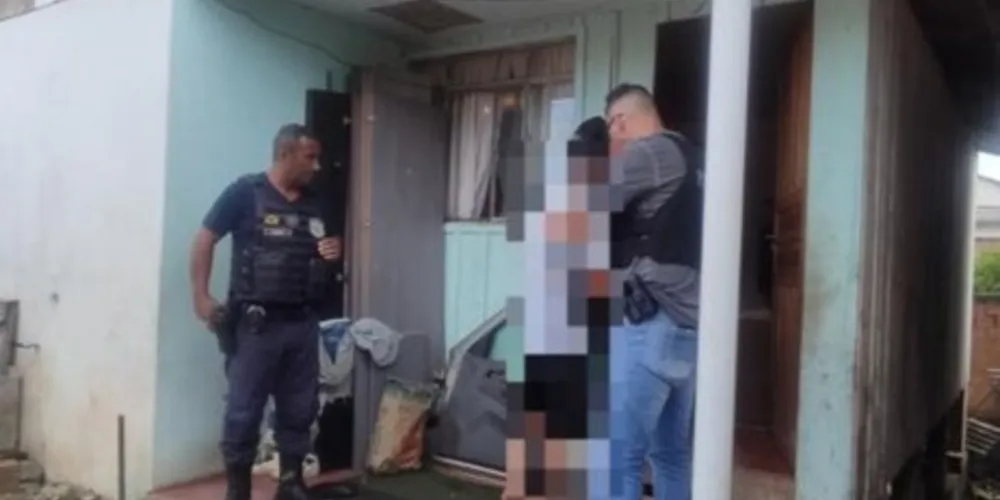 Homem foi detido na residência da família