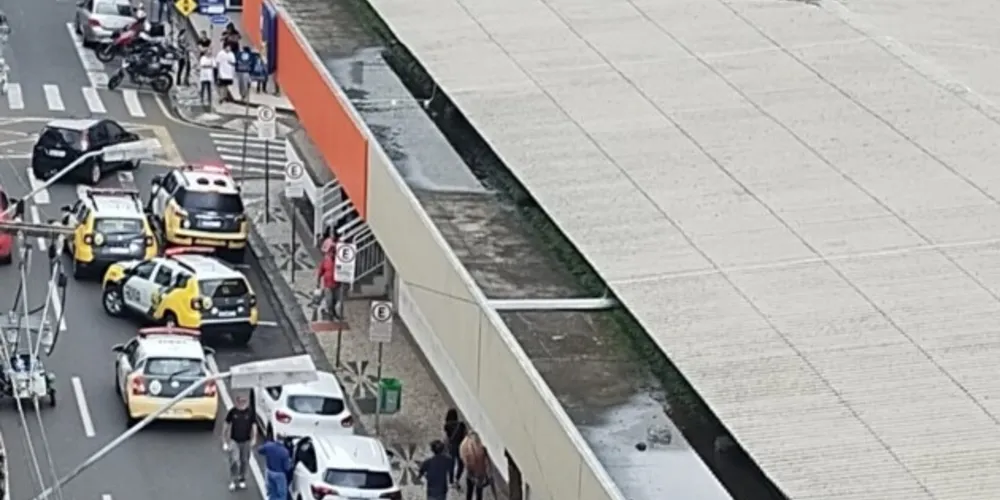 Assaltante foi contido pelos populares, que logo em seguida acionaram a PM. Situação ocorreu na entrada do Banco Itaú