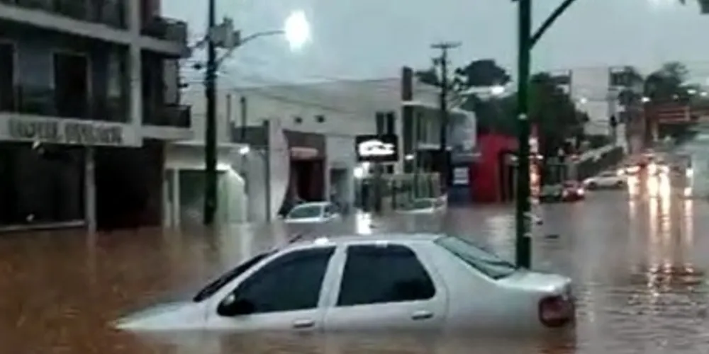 Imagens encaminhadas ao Jornal da Manhã e Portal aRede via WhatsApp mostram o atual cenário da avenida São João