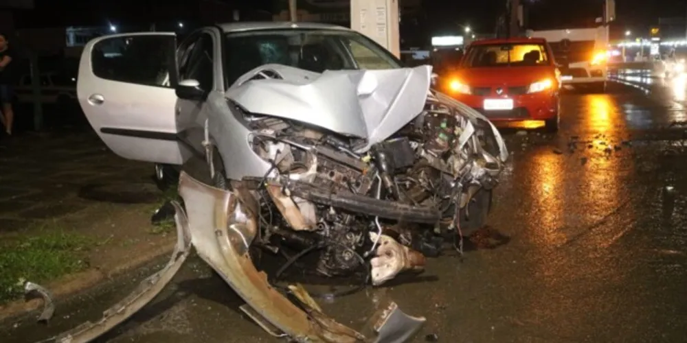 Veículo Peugeot 206 sofreu uma aquaplanagem e, logo em seguida, colidiu contra um poste