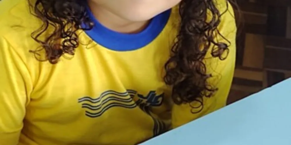 Os alunos trabalharam com palitos e gomas, visando desenvolver os conhecimentos sobre vértices, arestas e faces