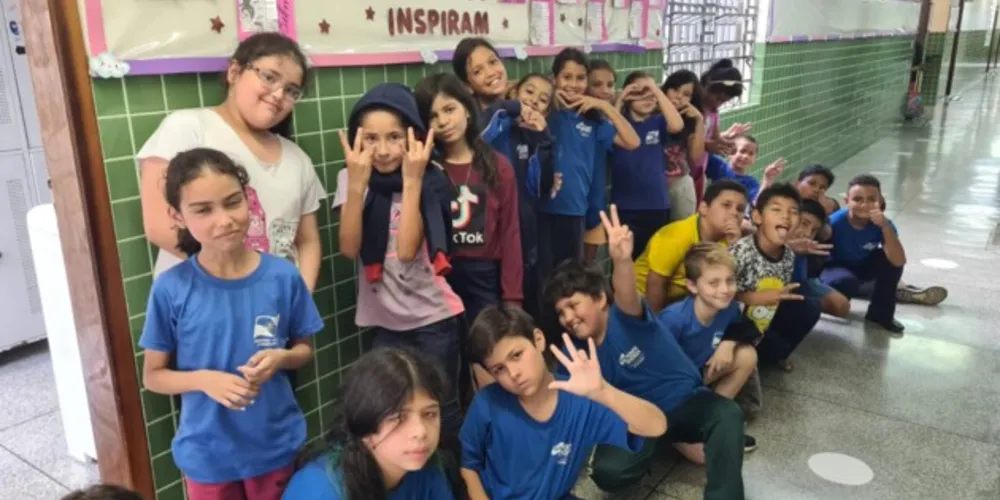 A atividade envolveu uma conversa com uma funcionária da escola escolhida por cada grupo de alunos