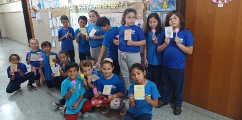 O conjunto de atividades trabalhou também a confecção de cartazes e cartões temáticos para as mães dos alunos e professoras da escola