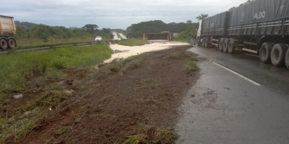 Carga de ureia acabou se espalhando pela pista