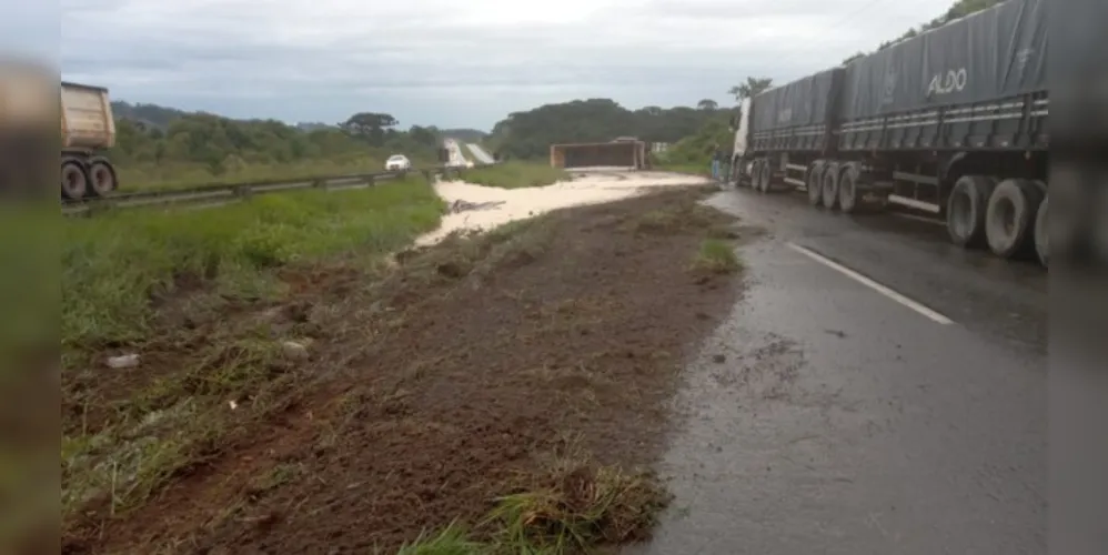 Carga de ureia acabou se espalhando pela pista