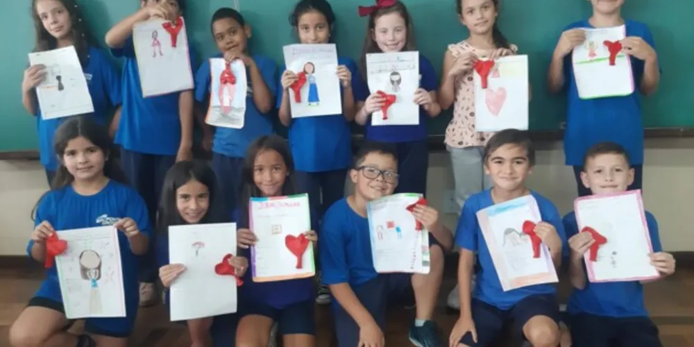 Os alunos também confeccionaram cartazes para suas mães