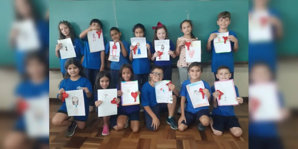 Os alunos também confeccionaram cartazes para suas mães