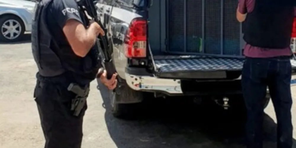 O homem responde por diversos crimes tais como homicídio qualificado, corrupção de menores, disparo de arma de fogo, tráfico de drogas, lesão corporal, roubos e posse irregular de arma de fogo