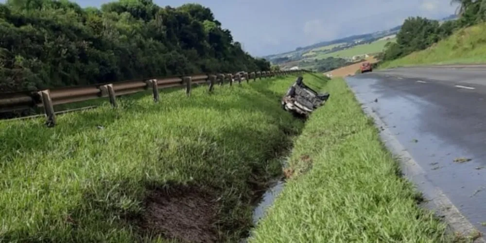 Automóvel capotou e ficou de ponta cabeça no canteiro central da via