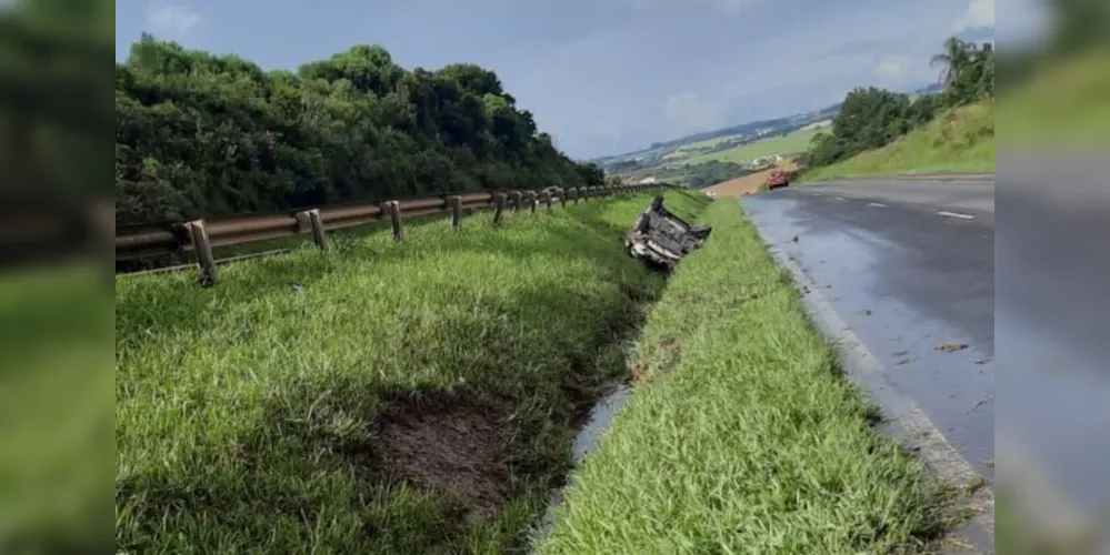 Automóvel capotou e ficou de ponta cabeça no canteiro central da via