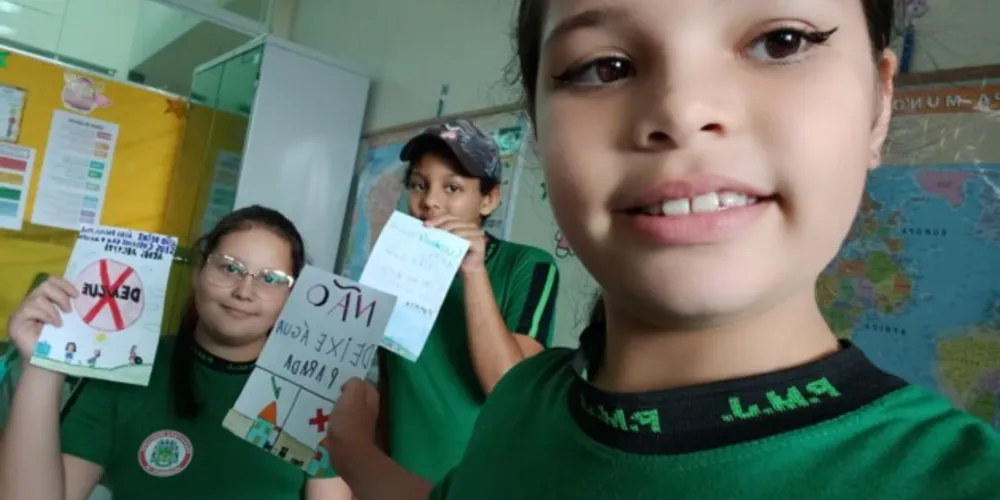 Aluna registrou em selfie o trabalho com os colegas