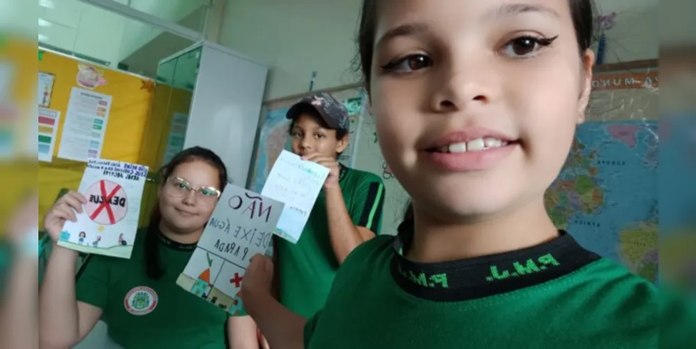 Aluna registrou em selfie o trabalho com os colegas