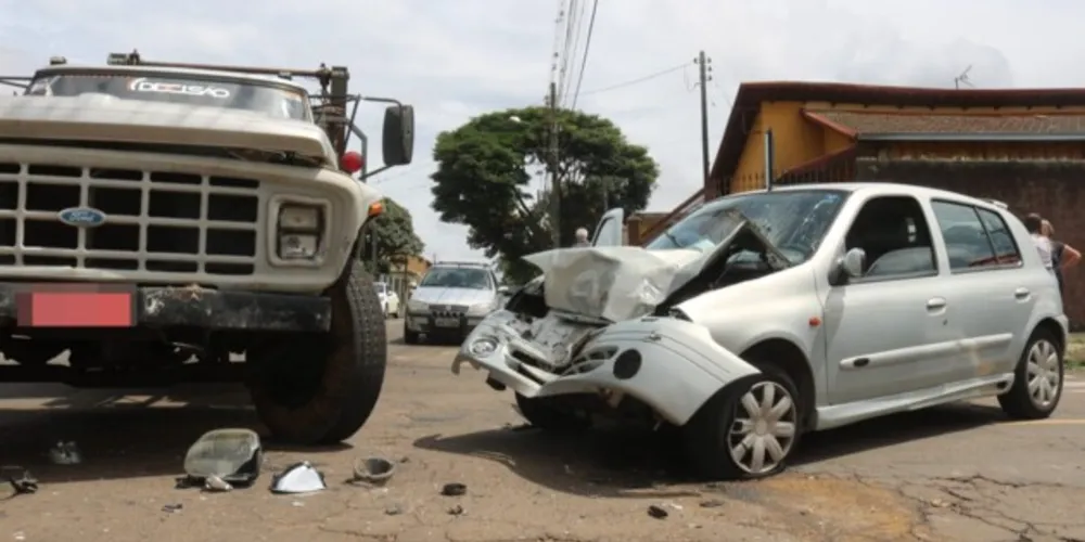 Veículos colidiram no cruzamento das ruas Laplace e Barão de Ramalho