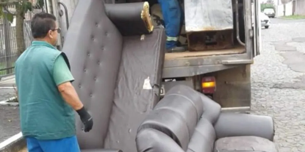 Equipes da Prefeitura fazem o recolhimento dos materiais