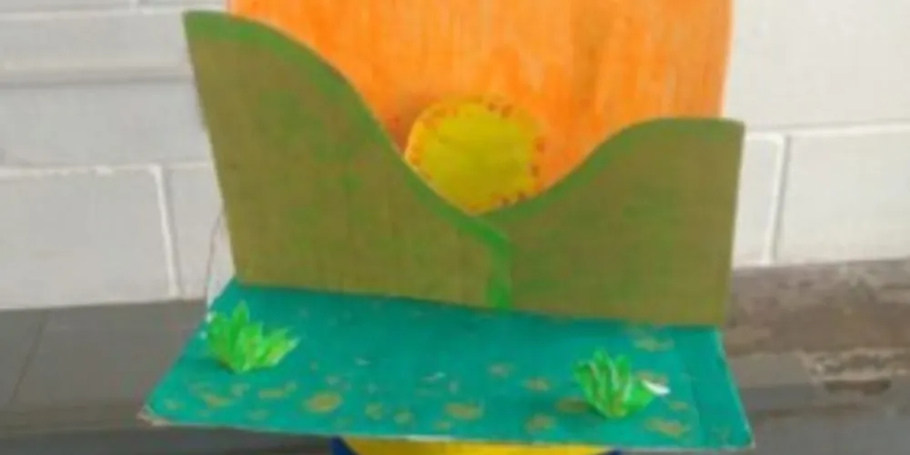 Em sala e, com a ajuda dos familiares, em casa, os alunos elaboraram maquetes do Sistema Solar