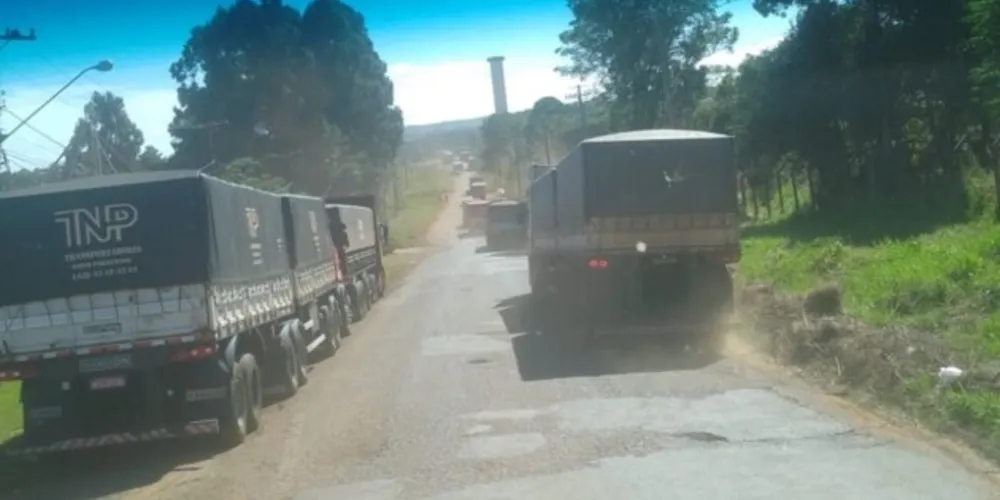 Além da marginal 'lotada', caminhões estão aguardando em vias de acesso da região