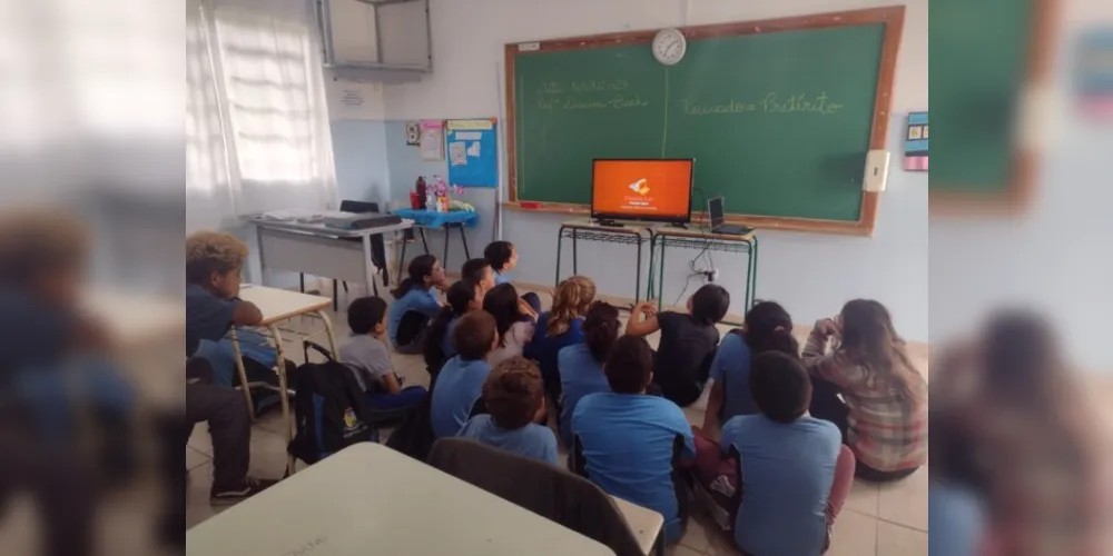 A turma mesclou atividades tradicionais com a videoaula produzida pelo projeto Vamos Ler