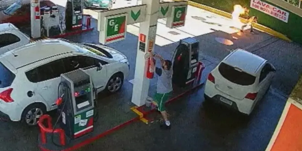 Funcionário do posto joga gasolina no cliente após uma discussão e, segundos depois, ateia fogo nele