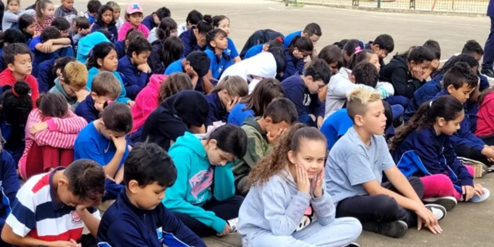 Durante as atividades de meditação, os alunos sempre tiram alguns minutis para ficar em silêncio e contemplação