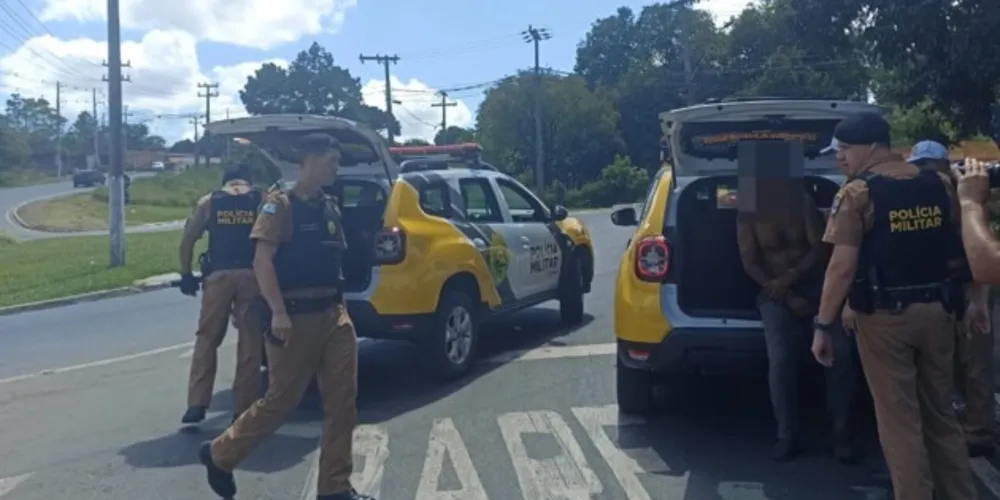 Autoridades identificaram que o carro possuía alerta de furto