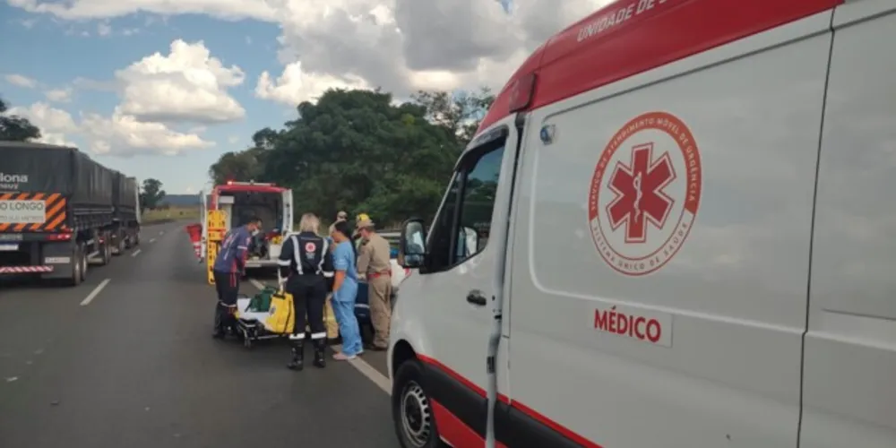 Peça atravessou o para-brisa da caminhonete e atingiu o condutor na BR-376