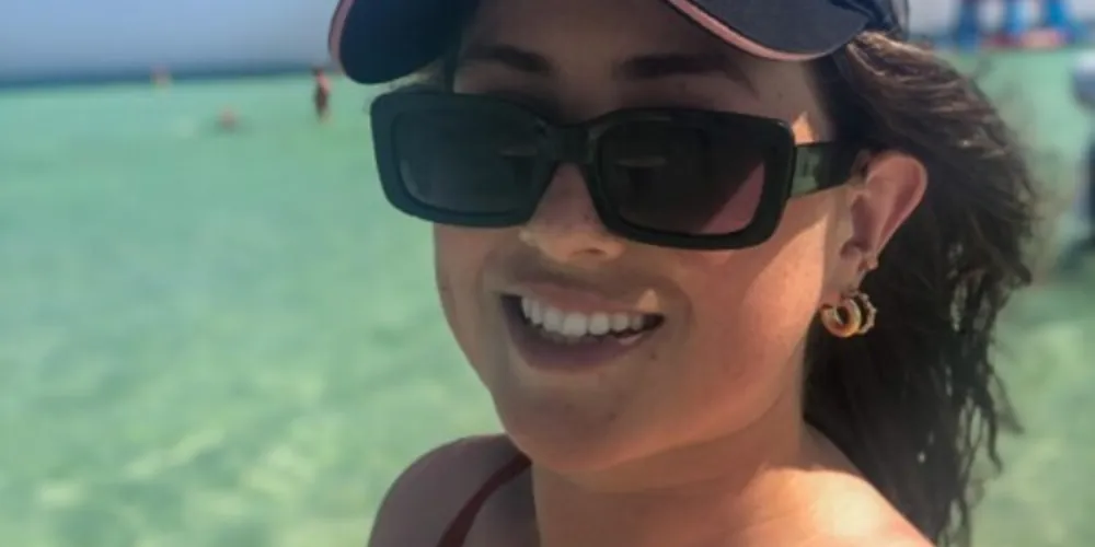 Com a complicação, Arianne sofre dores intensas e precisa do auxílio de muletas para conseguir andar.