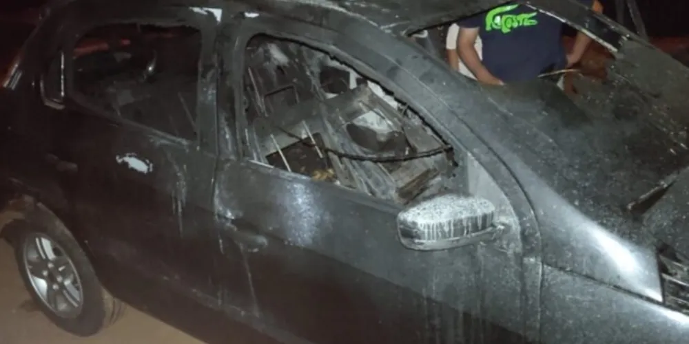 Populares controlaram o incêndio e retiraram o jovem do Volkswagen Gol