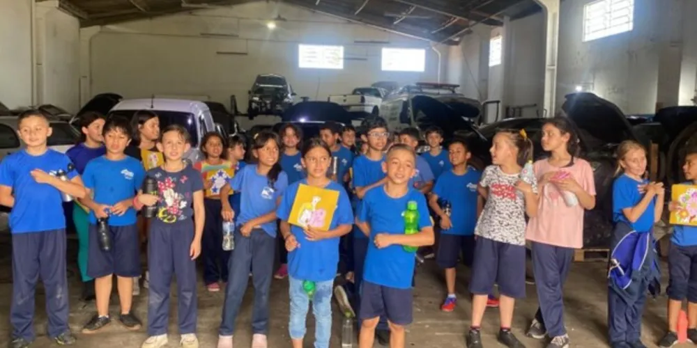 Após alguns ensaios, o poema foi declamado para a comunidade escolar e em alguns comercios da região