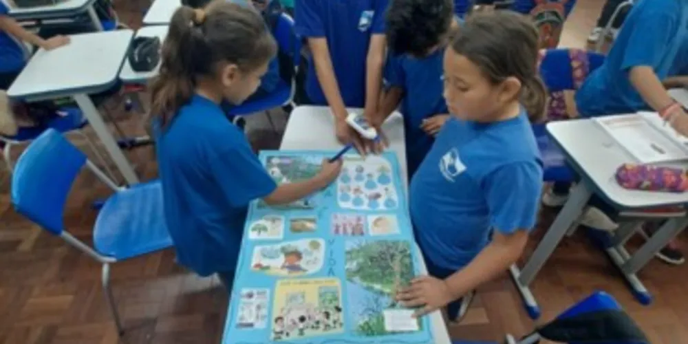 Os alunos realizaram pesquisas sobre as temáticas e posteriormente confeccionaram cartazes