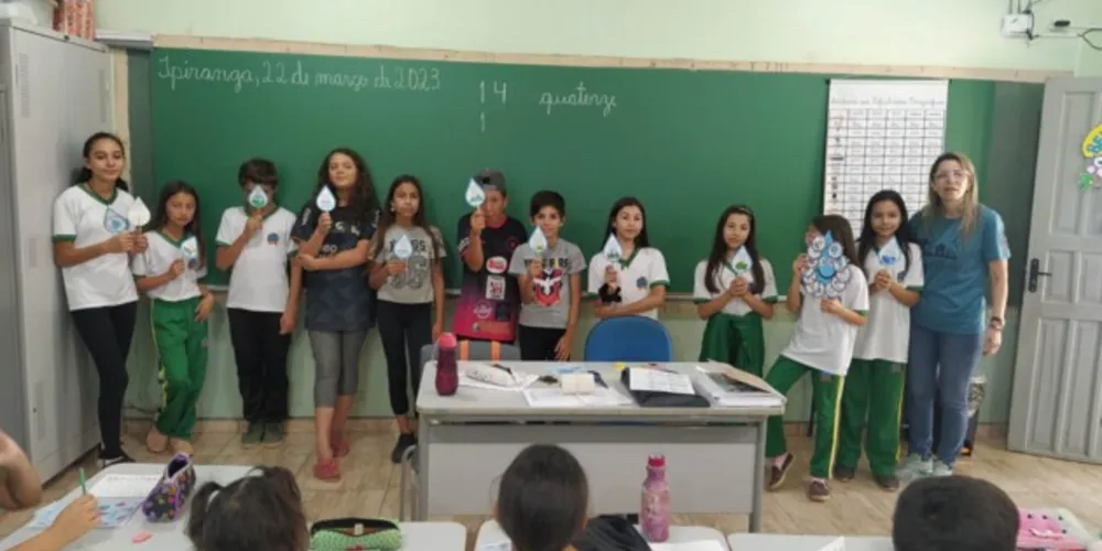 Dentro das atividades, os alunos confeccionaram materiais e fizeram apresentações para outras turmas da Escola