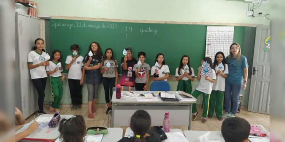 Dentro das atividades, os alunos confeccionaram materiais e fizeram apresentações para outras turmas da Escola