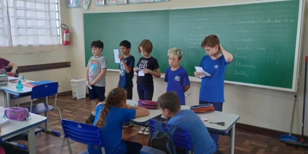 Parte da atividade consistiu em apresentar a poesia estudada para outras turmas da escola