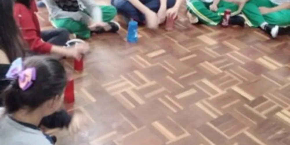 Parte da atividade consistiu em reproduzir o jogo com os alunos