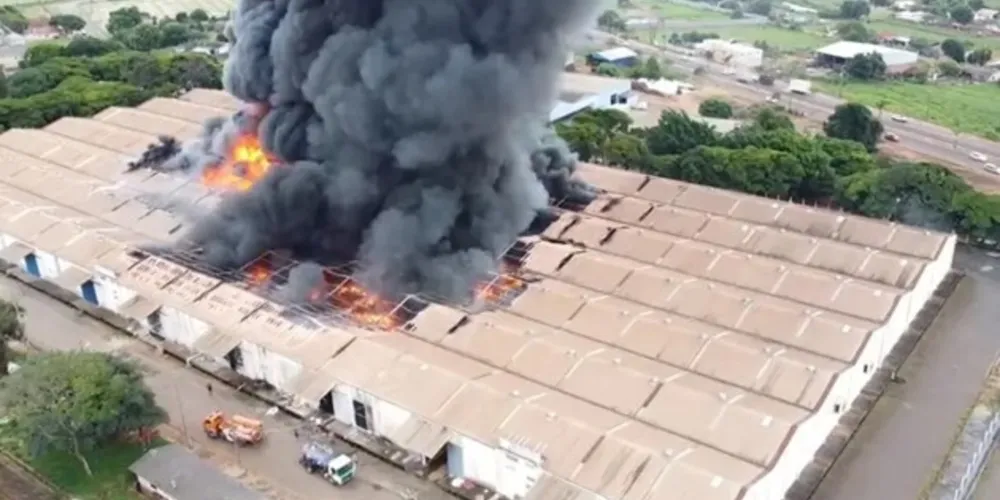 O local, segundo informações de testemunhas, foi evacuado e a princípio, ninguém ficou ferido