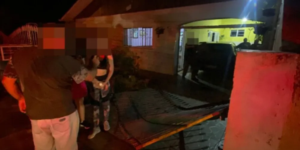 Suspeitos derrubaram portão, danificaram veículo e agrediram um senhor de idade