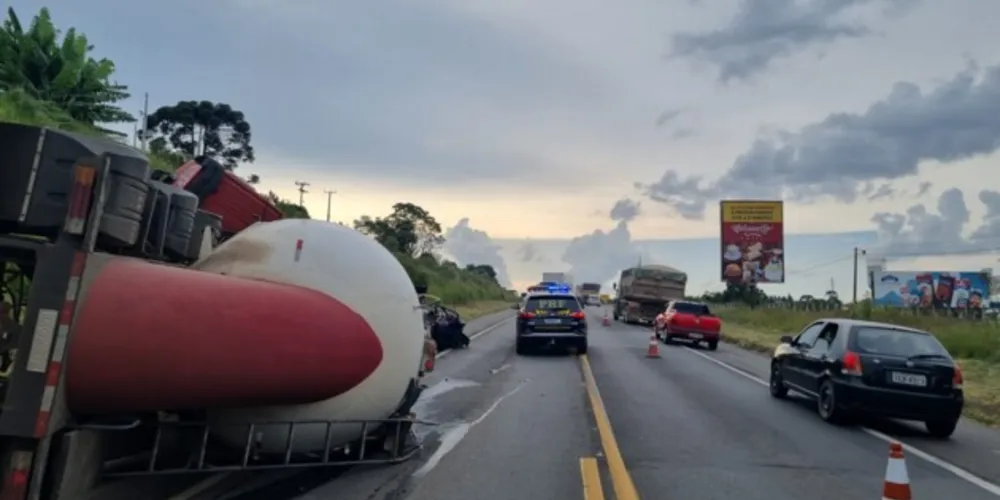 Foi necessária a interdição parcial e total da via em ambos os sentidos para retirada dos veículos