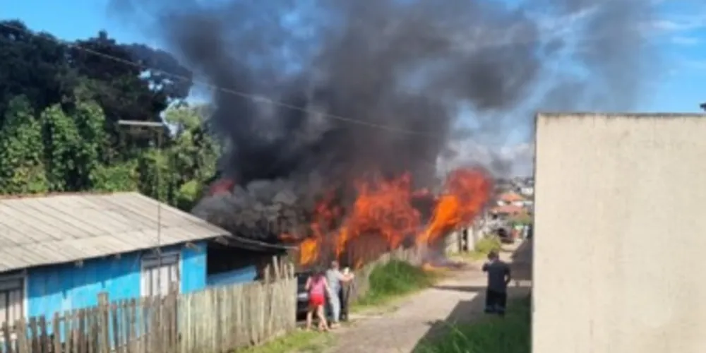 Residências vizinhas ao local onde as chamas iniciaram foram atingidas
