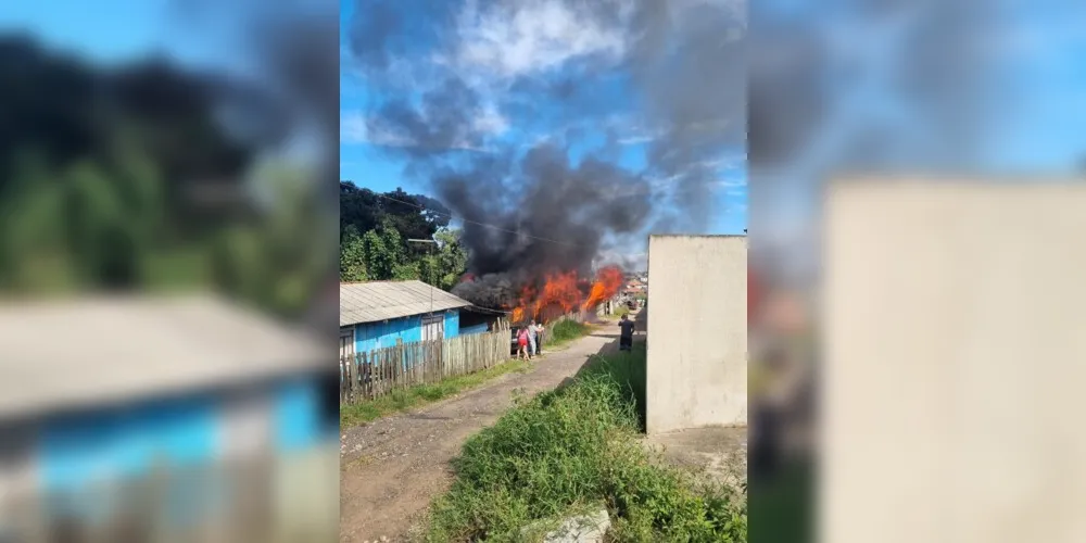 Residências vizinhas ao local onde as chamas iniciaram foram atingidas