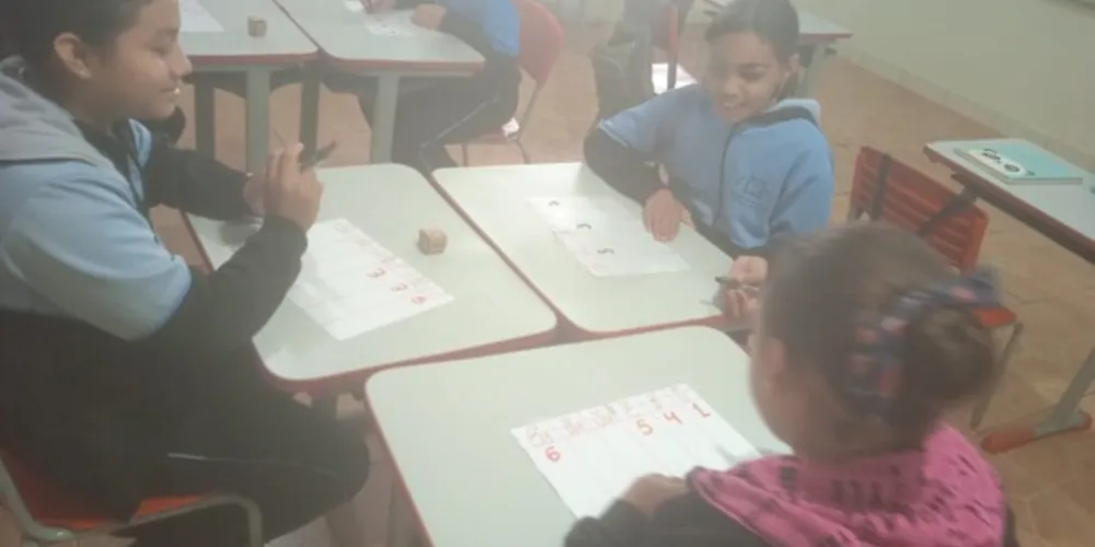 A atividade visava desenvolver a capacidade dos estudantes de compreender o valor posicional dos números