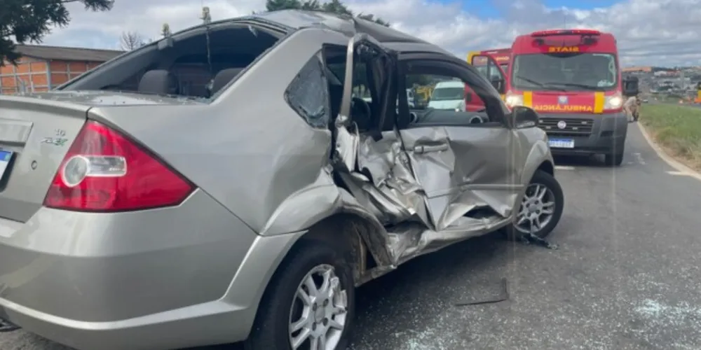 Lateral do Fiesta acabou colidindo na traseira da Hilux