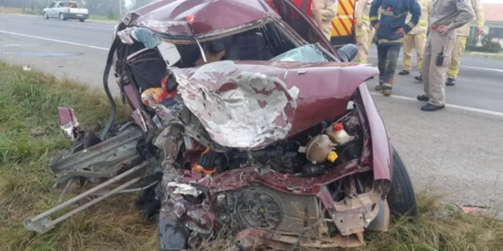 Veículo em que as vítimas estavam ficou destruído