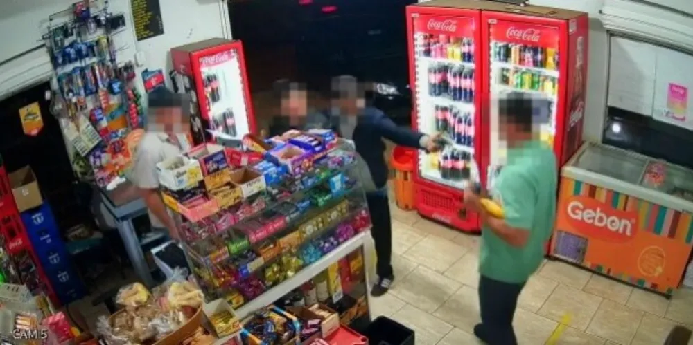 Assaltante chega a apontar a arma para um cliente