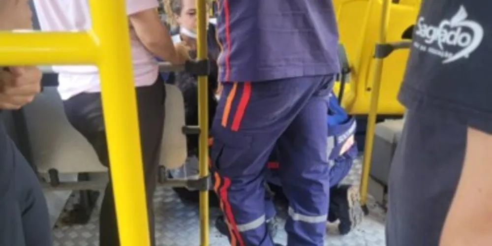 Mulher passa mal em ônibus em Ponta Grossa