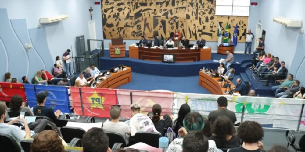 O texto também contempla a prorrogação com a concessionária Viação Campos Gerais (VCG) por até dois anos e a redução da tarifa para R$ 4, com subsídio de R$ 26 milhões ao ano pela Prefeitura