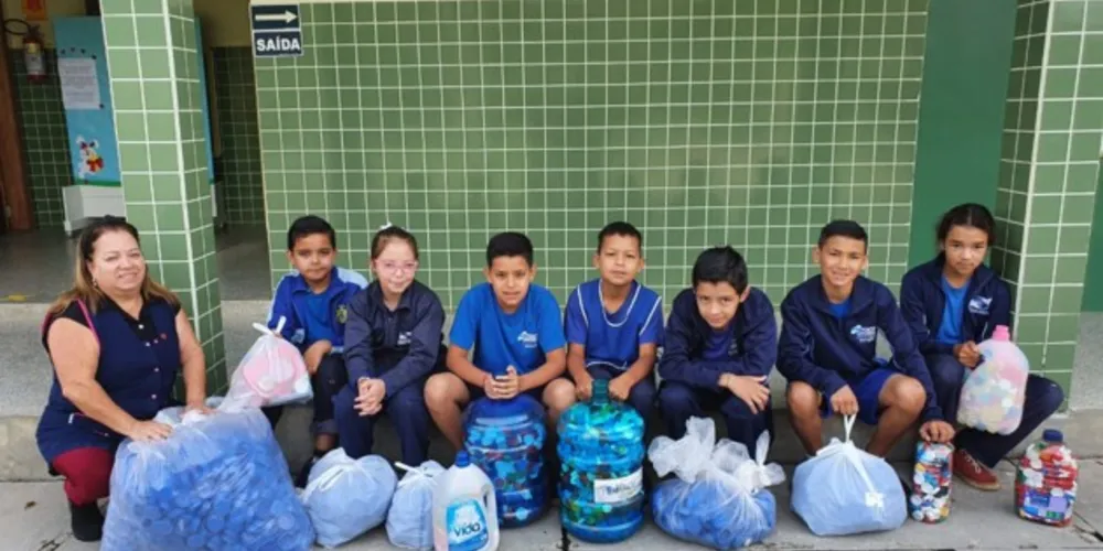 Iniciativa incentiva a coleta de tampinhas e envolveu toda a comunidade escolar