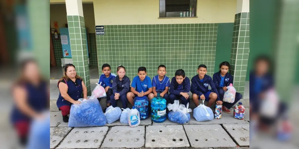 Iniciativa incentiva a coleta de tampinhas e envolveu toda a comunidade escolar