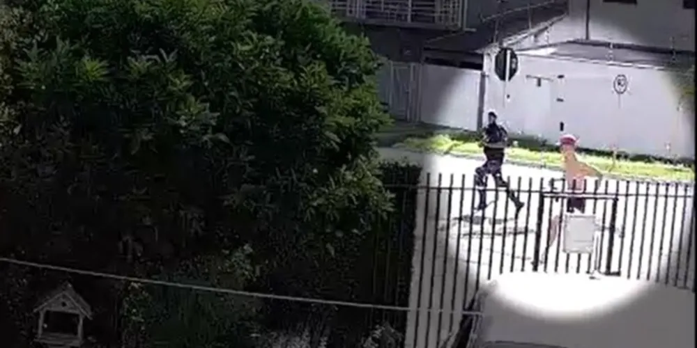 Pelas imagens é possível ver a viatura da Guarda Municipal passando ao lado do jovem