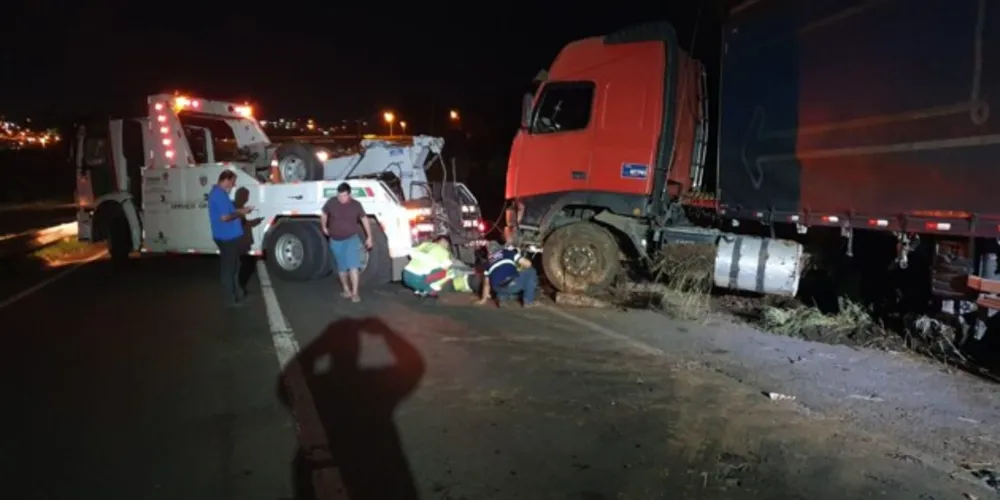 A pista está interditada para a remoção de um caminhão, que se envolveu em um acidente horas antes